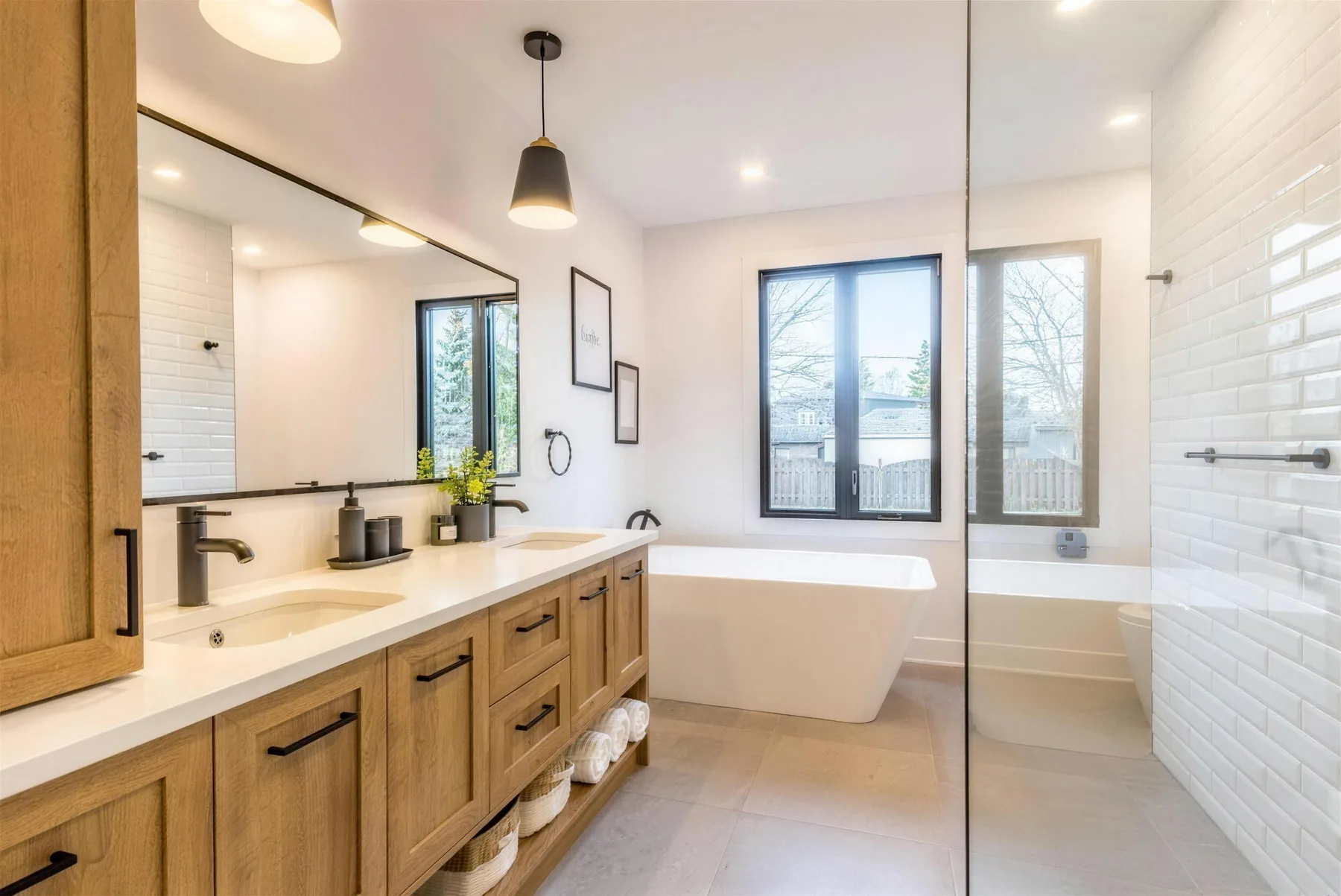 Vanité et armoires de salle de bain sur mesure