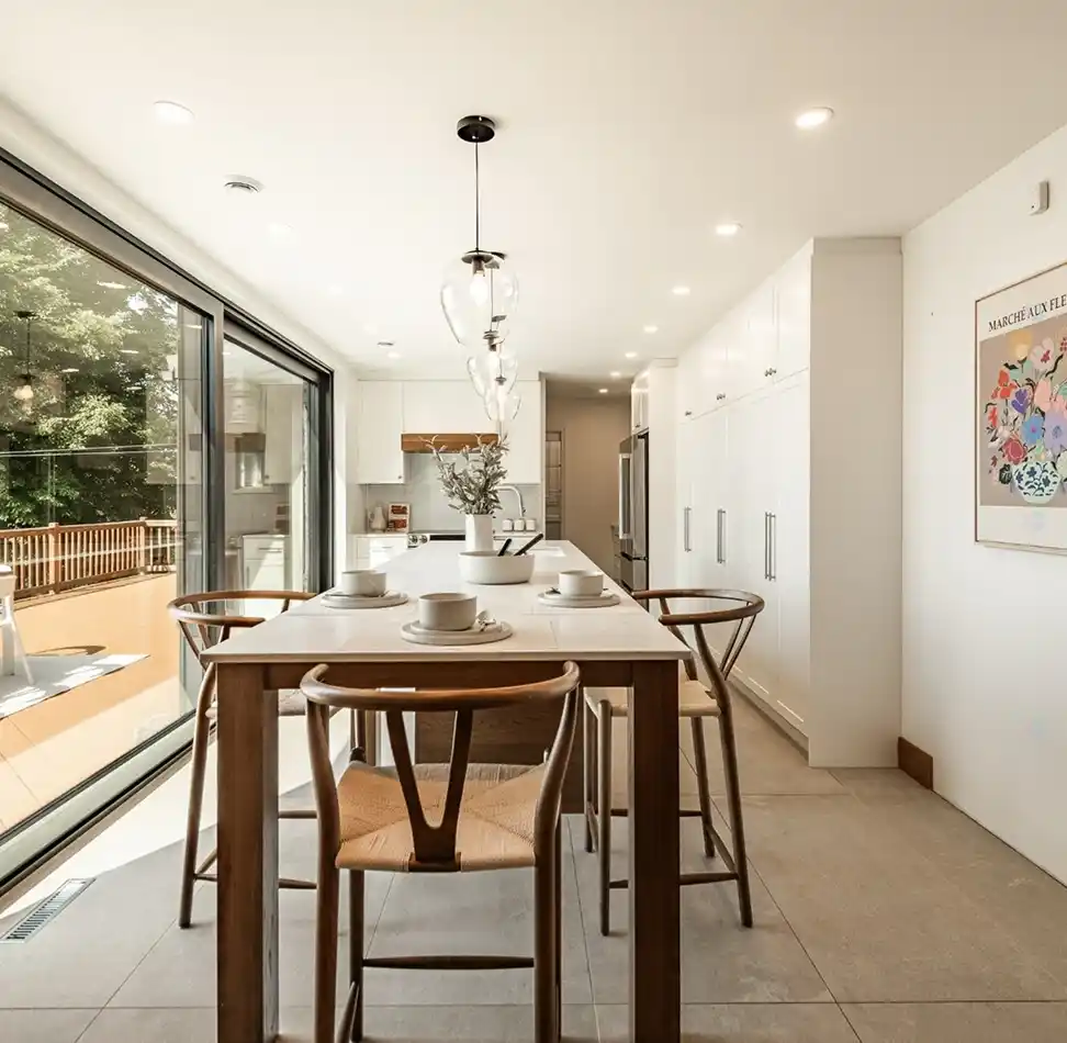 Armoires de cuisine sur mesure en bois et blanc