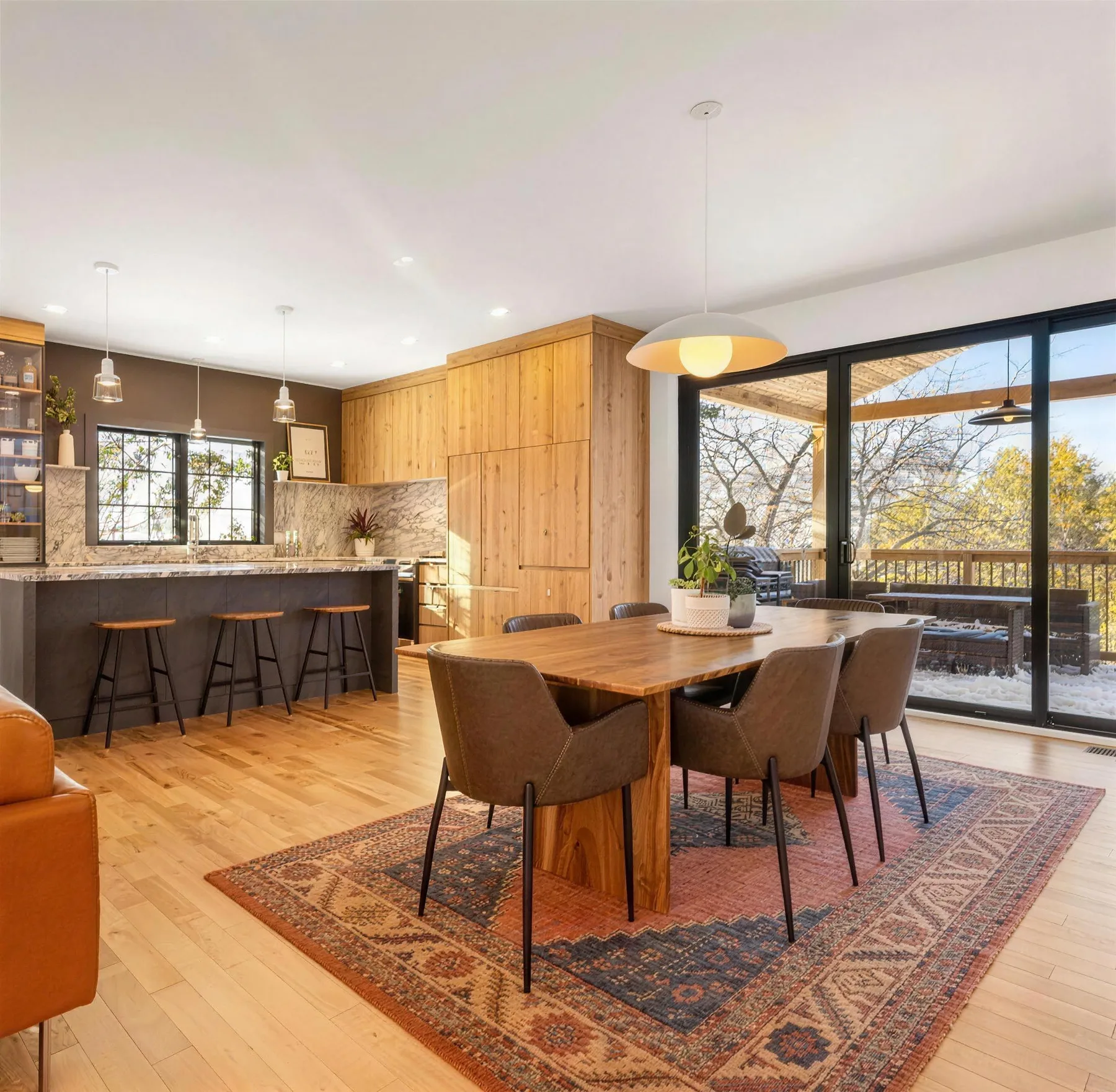 Cuisine sur mesure en bois avec îlot et salle à manger, réalisée par Cuisine RRM sur la Rive-Sud